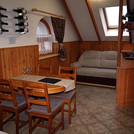 Sklep U Veselych Apartment Mutenice Exterior photo
