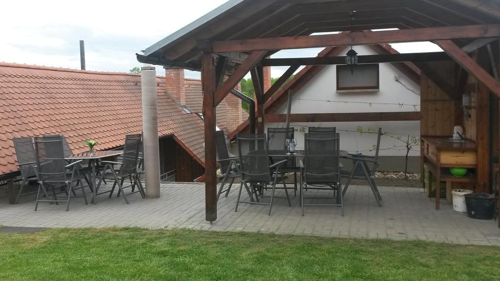 Sklep U Veselych Apartment Mutenice Exterior photo