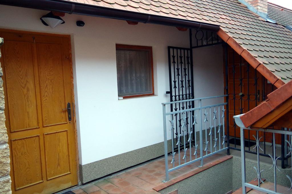 Sklep U Veselych Apartment Mutenice Exterior photo
