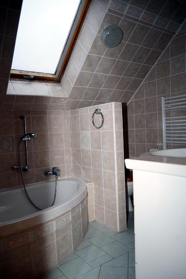 Sklep U Veselych Apartment Mutenice Exterior photo