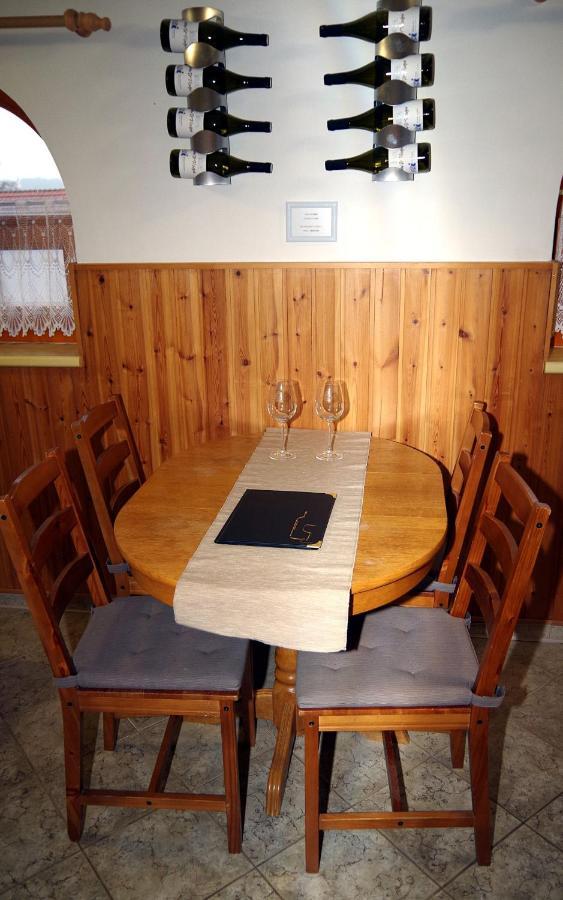 Sklep U Veselych Apartment Mutenice Exterior photo