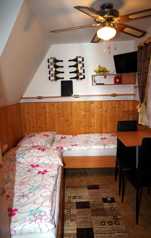 Sklep U Veselych Apartment Mutenice Exterior photo