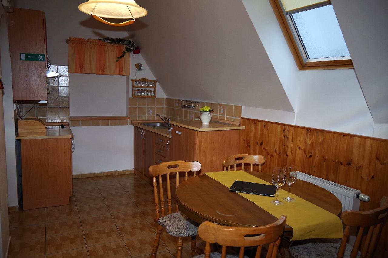 Sklep U Veselych Apartment Mutenice Exterior photo