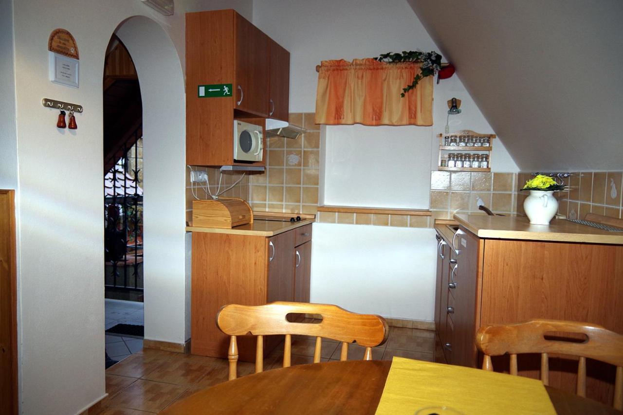 Sklep U Veselych Apartment Mutenice Exterior photo